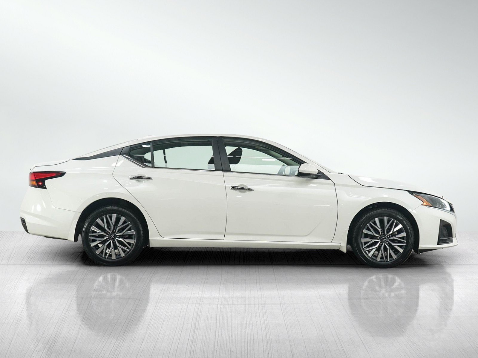 Used 2023 Nissan Altima 2.5 SV AWD/4WD image 6