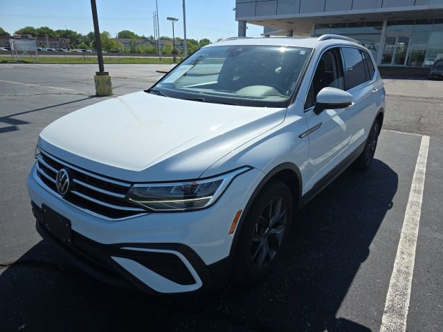 Used 2022 Volkswagen Tiguan SE w/ Panoramic Sunroof Package AWD/4WD image 9