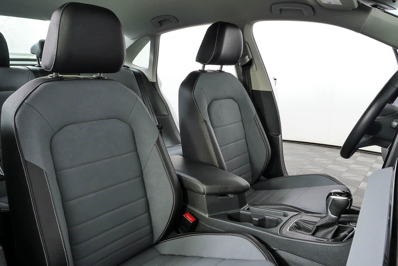 Certified 2025 Volkswagen Jetta SE FWD image 20