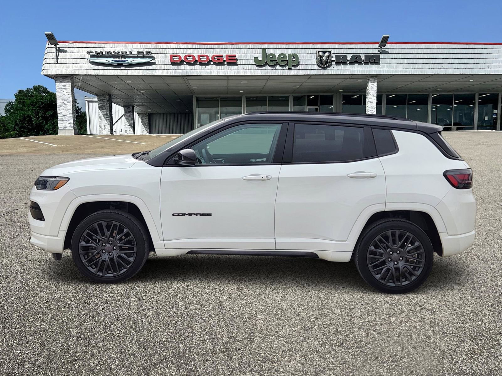 Used 2024 Jeep Compass Limited w/ High Altitude Package image 3