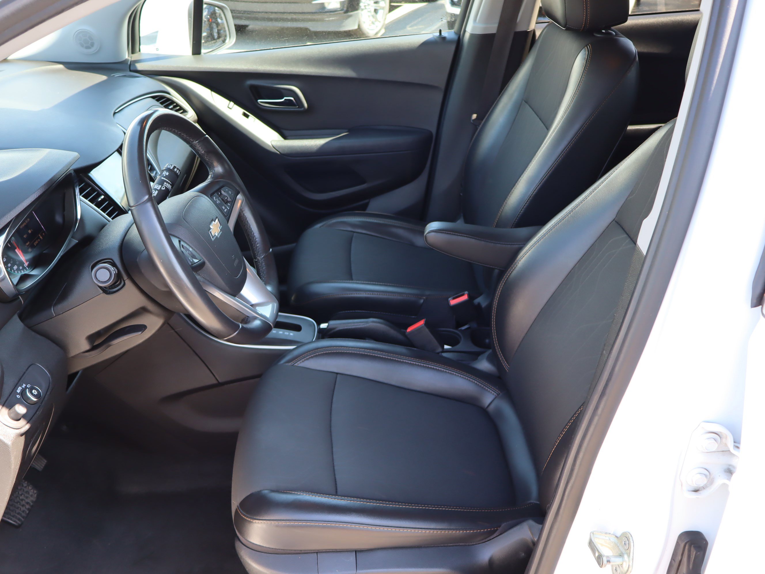 Used 2018 Chevrolet Trax LT w/ LT Convenience Package image 16