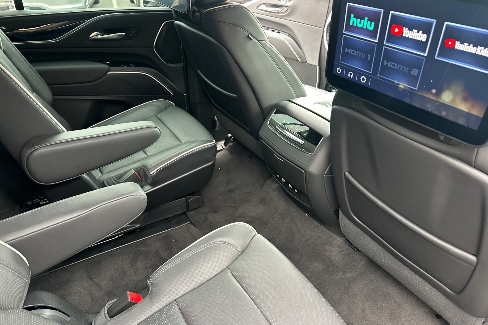 Used 2024 Cadillac Escalade Sport w/ LPO, ONYX Package AWD/4WD image 32