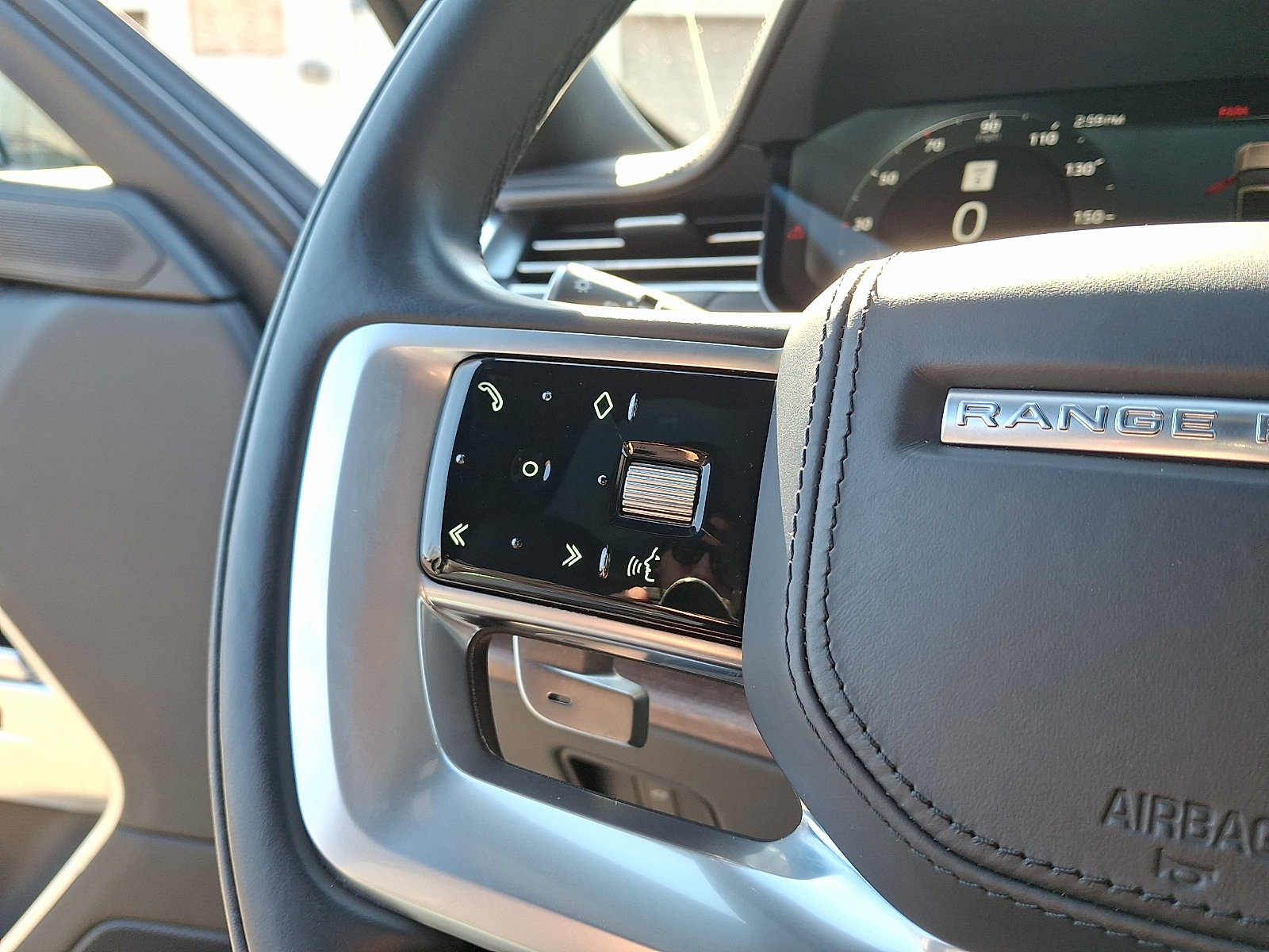 Used 2023 Land Rover Range Rover Long Wheelbase SE image 18