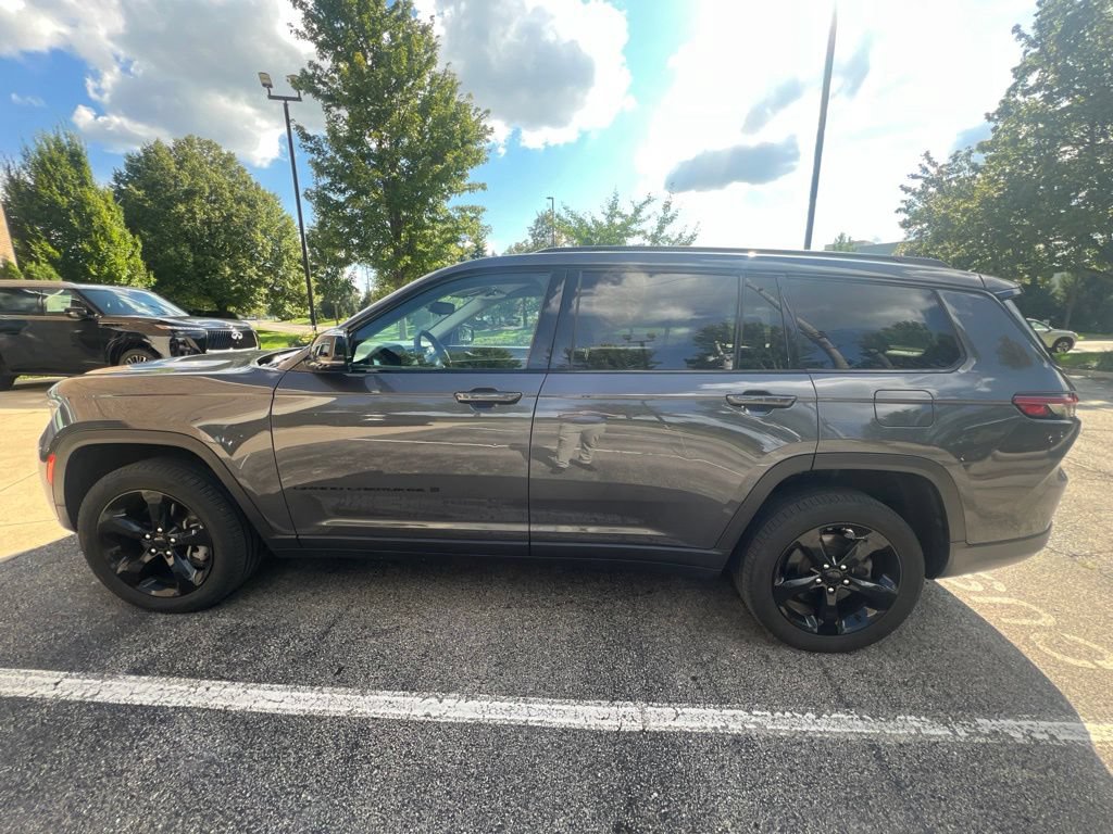 Used 2023 Jeep Grand Cherokee L Limited w/ Black Appearance Package AWD/4WD image 4