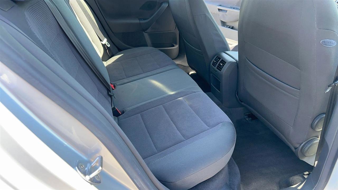 Used 2005 Volkswagen Jetta Value Edition FWD image 25