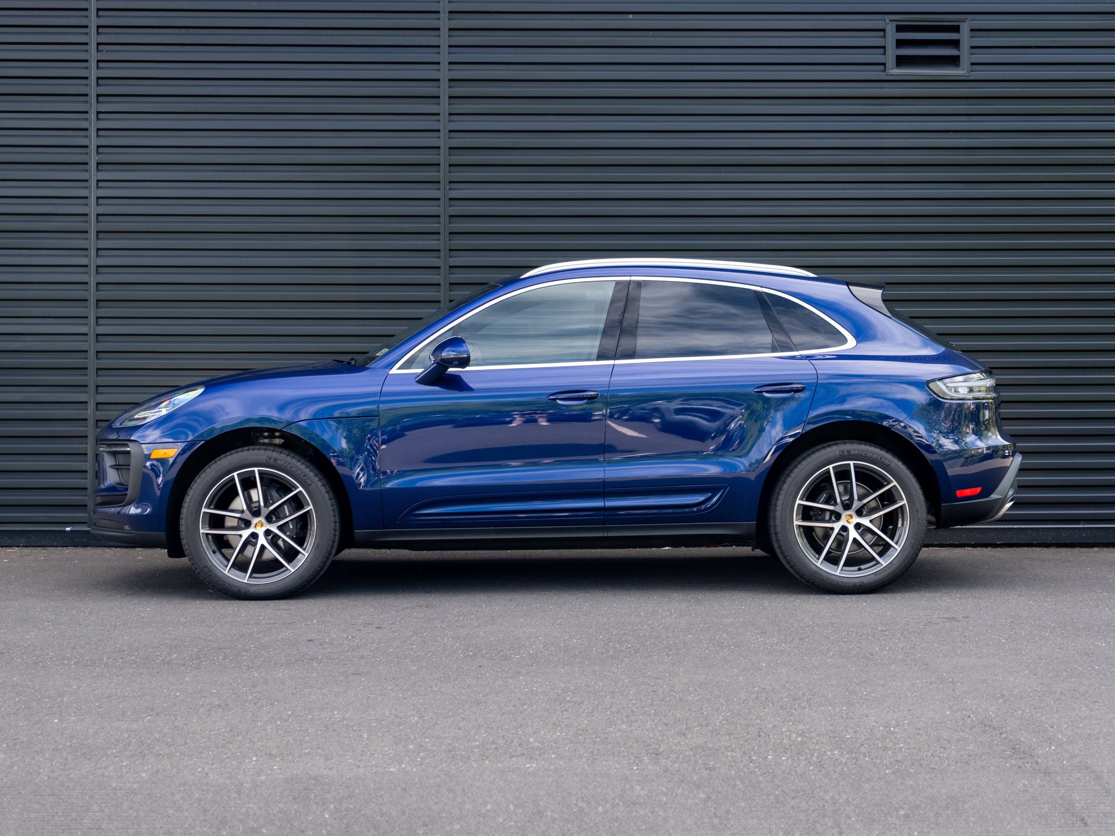 Certified 2025 Porsche Macan image 2