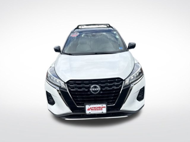 Used 2023 Nissan Kicks SR w/ SR Premium Package FWD image 3