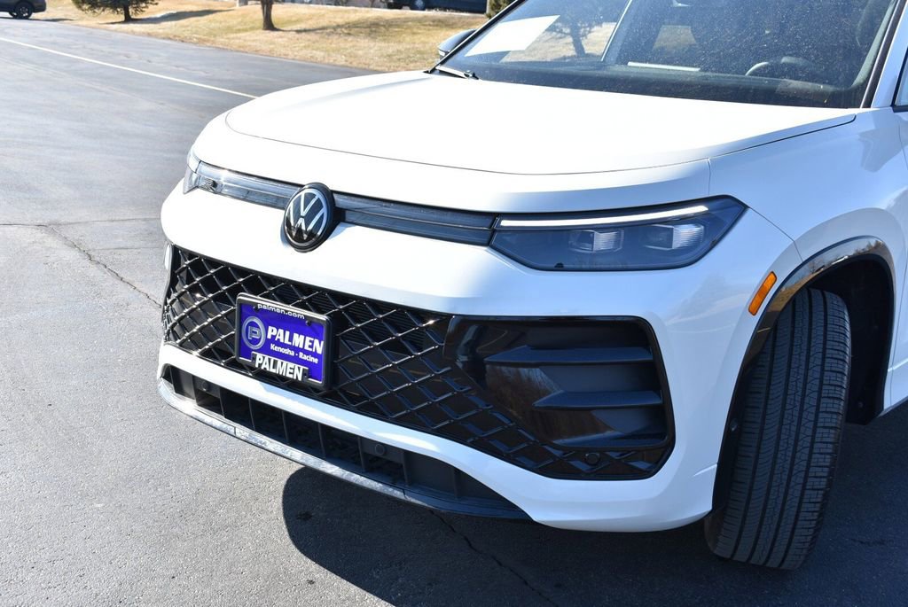 Used 2025 Volkswagen Tiguan SE R-Line image 12