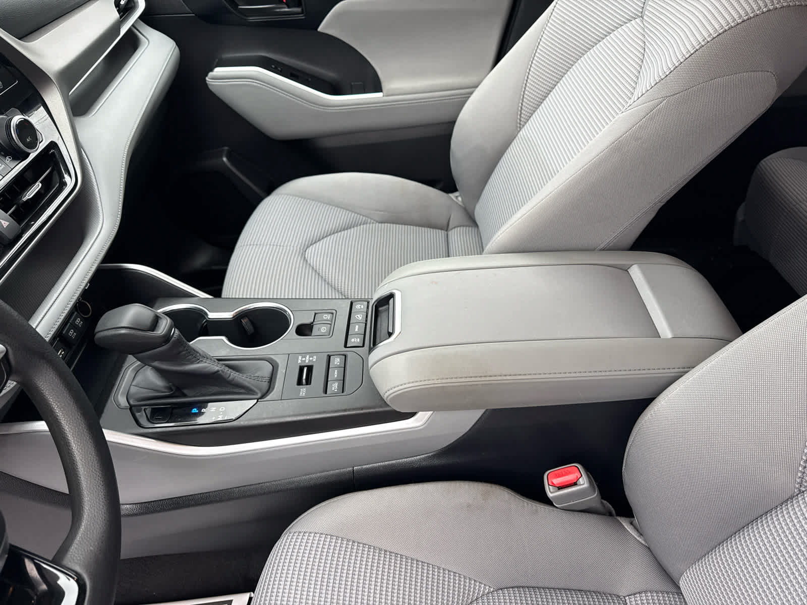 Used 2020 Toyota Highlander L AWD/4WD image 21