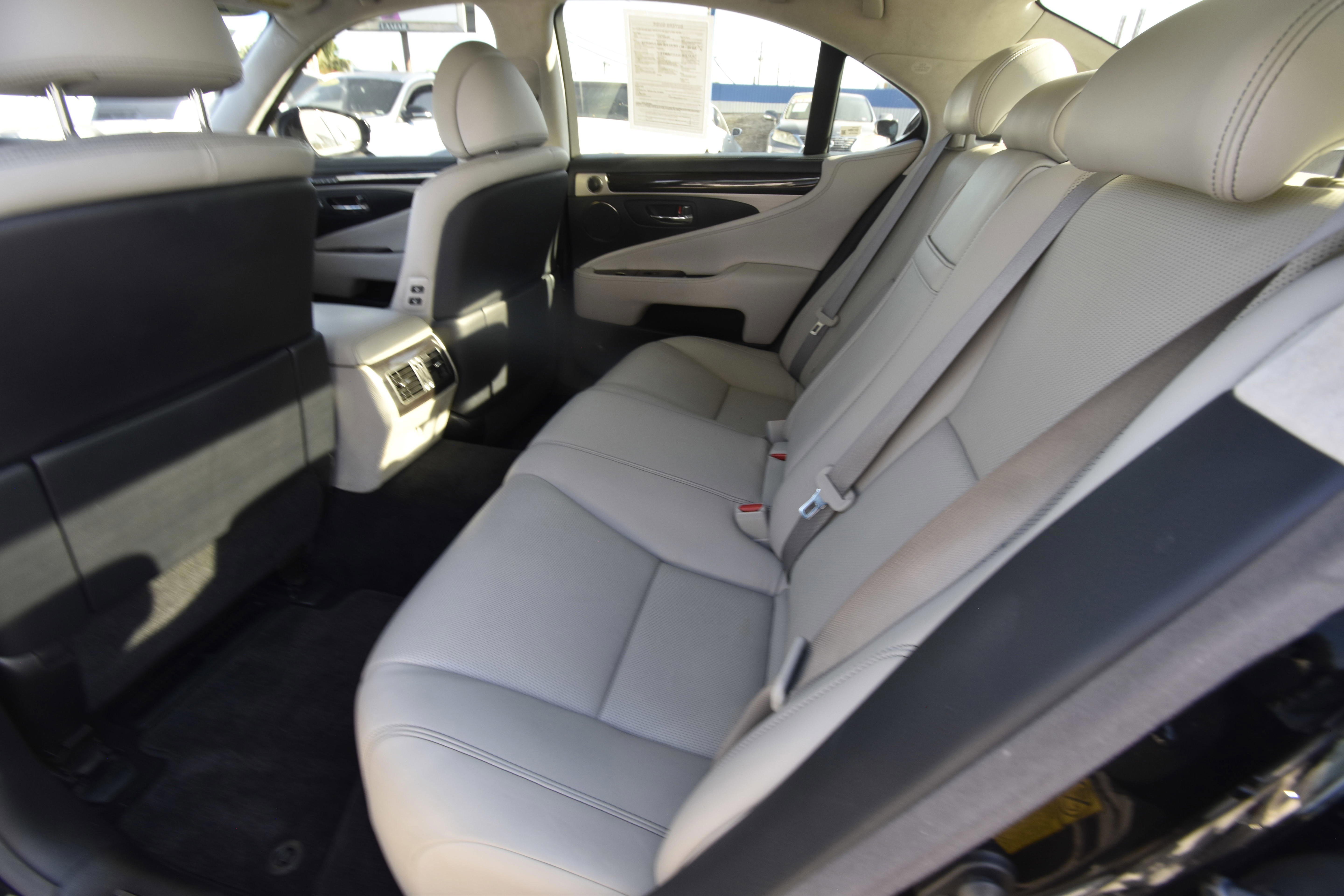 Used 2013 Lexus LS 460 w/ Comfort Pkg image 9