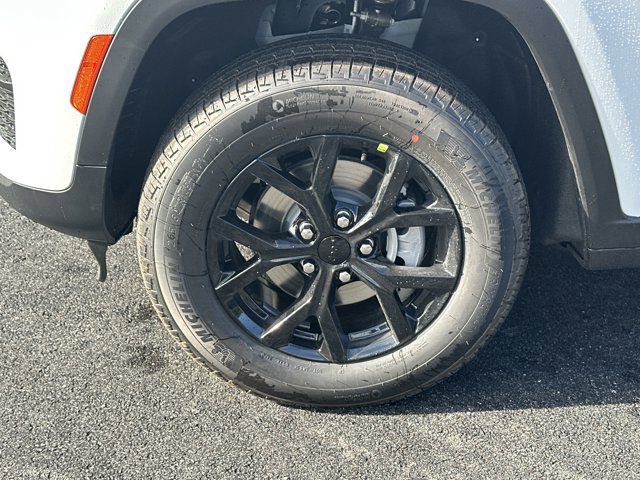 New 2025 Jeep Grand Cherokee Altitude image 11