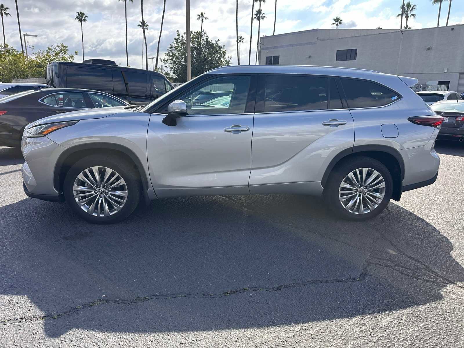 Used 2024 Toyota Highlander Platinum image 2