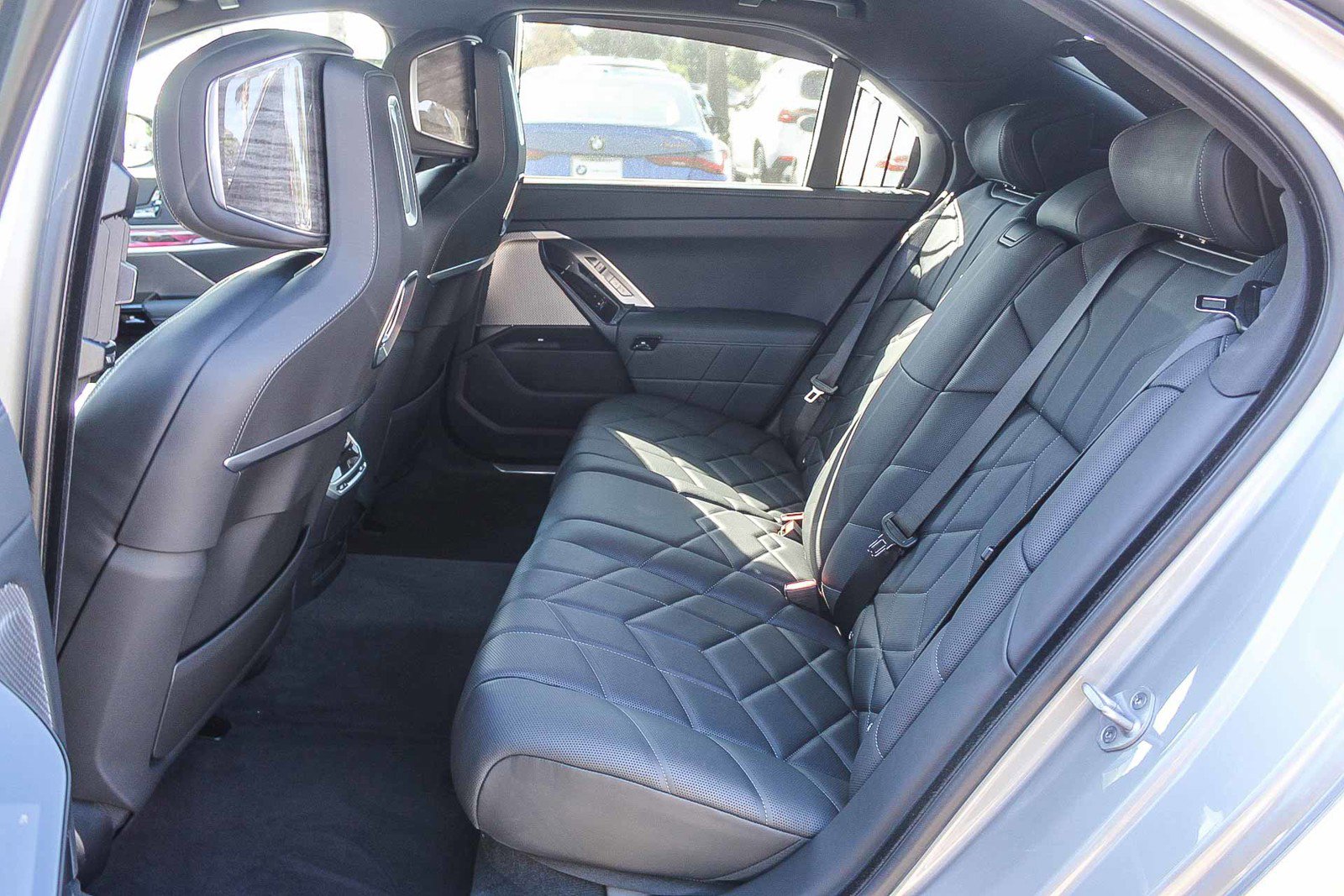 Certified 2025 BMW i7 eDrive50 w/ Premium Package image 18