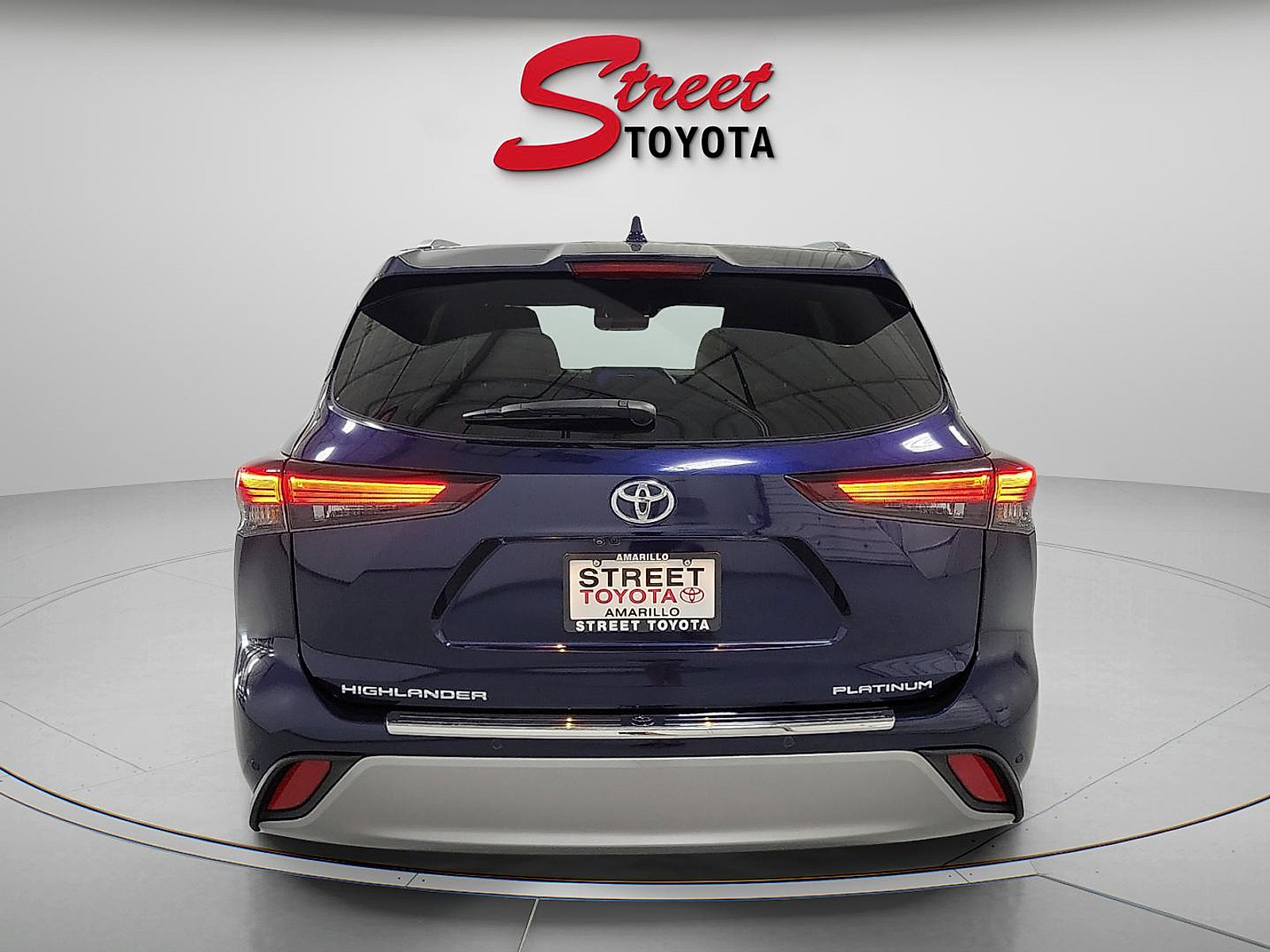 Certified 2024 Toyota Highlander Platinum FWD image 3