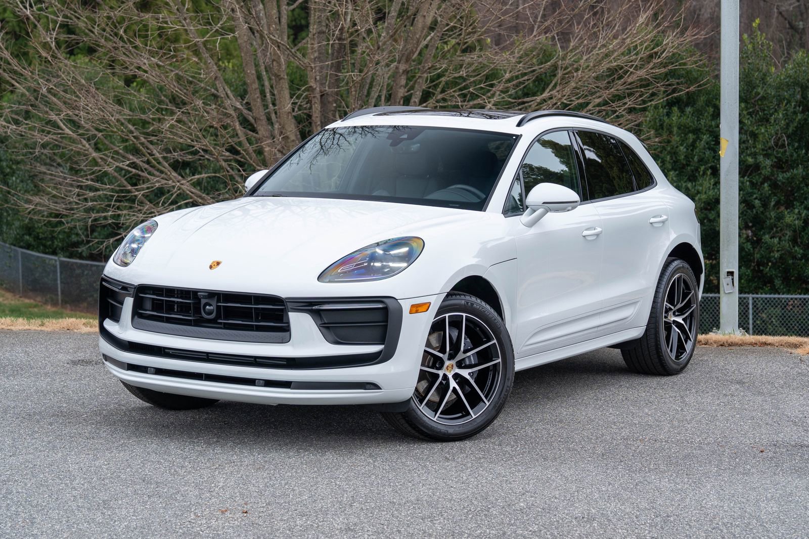 Certified 2025 Porsche Macan image 1