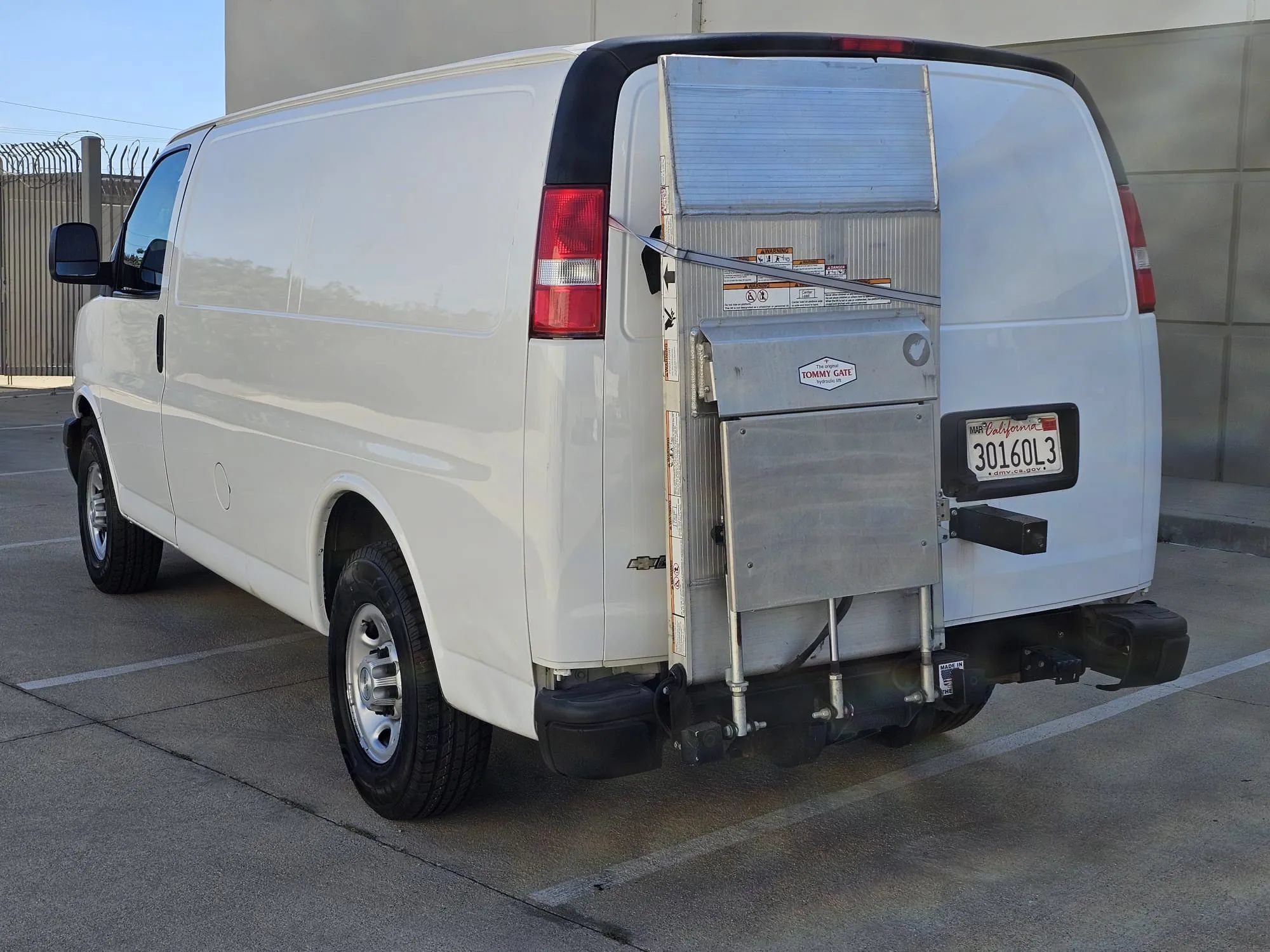 Used 2021 Chevrolet Express 3500 w/ Driver Convenience Package RWD image 7