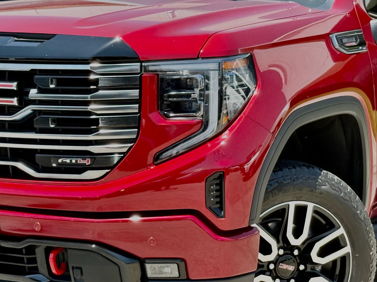 Used 2025 GMC Sierra 1500 AT4 w/ Technology Package AWD/4WD image 3