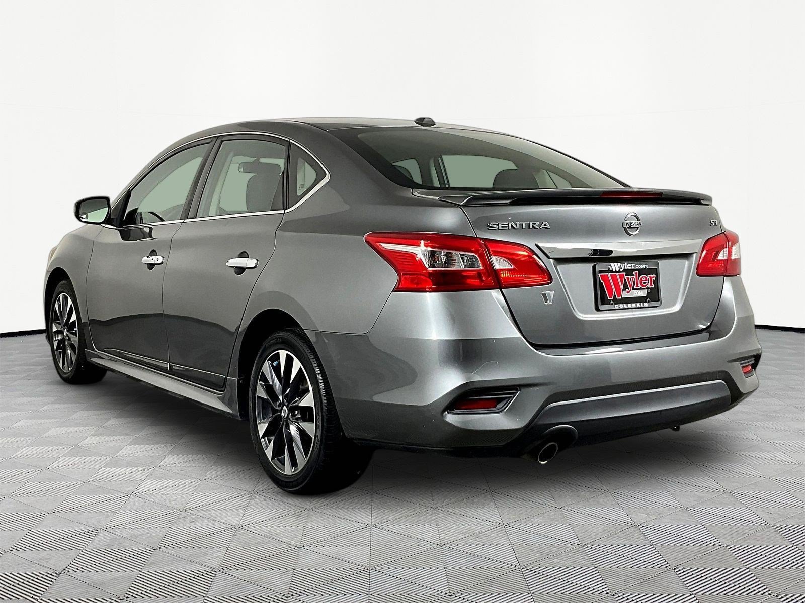 Used 2017 Nissan Sentra SR w/ Driver's Assist Package FWD image 4