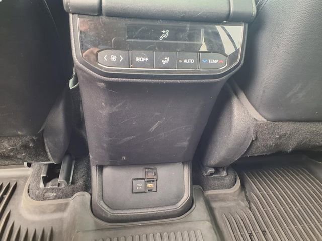 Used 2021 Toyota Highlander XLE AWD/4WD image 11
