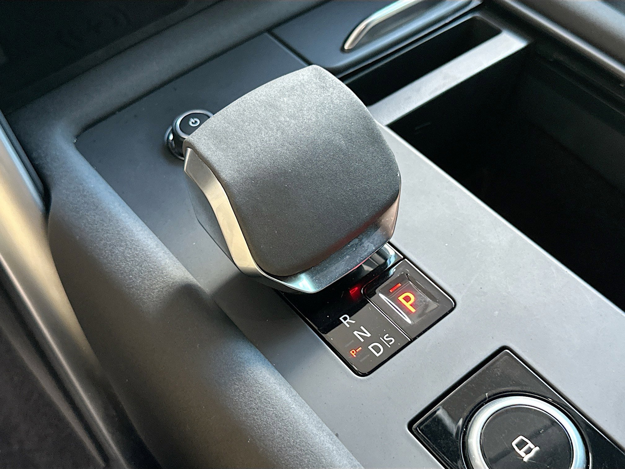 Used 2024 Land Rover Discovery Dynamic SE image 17