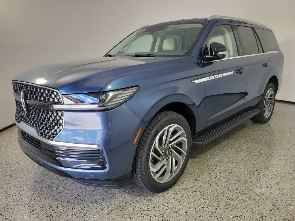 New 2027 Lincoln Navigator Premiere RWD image 2