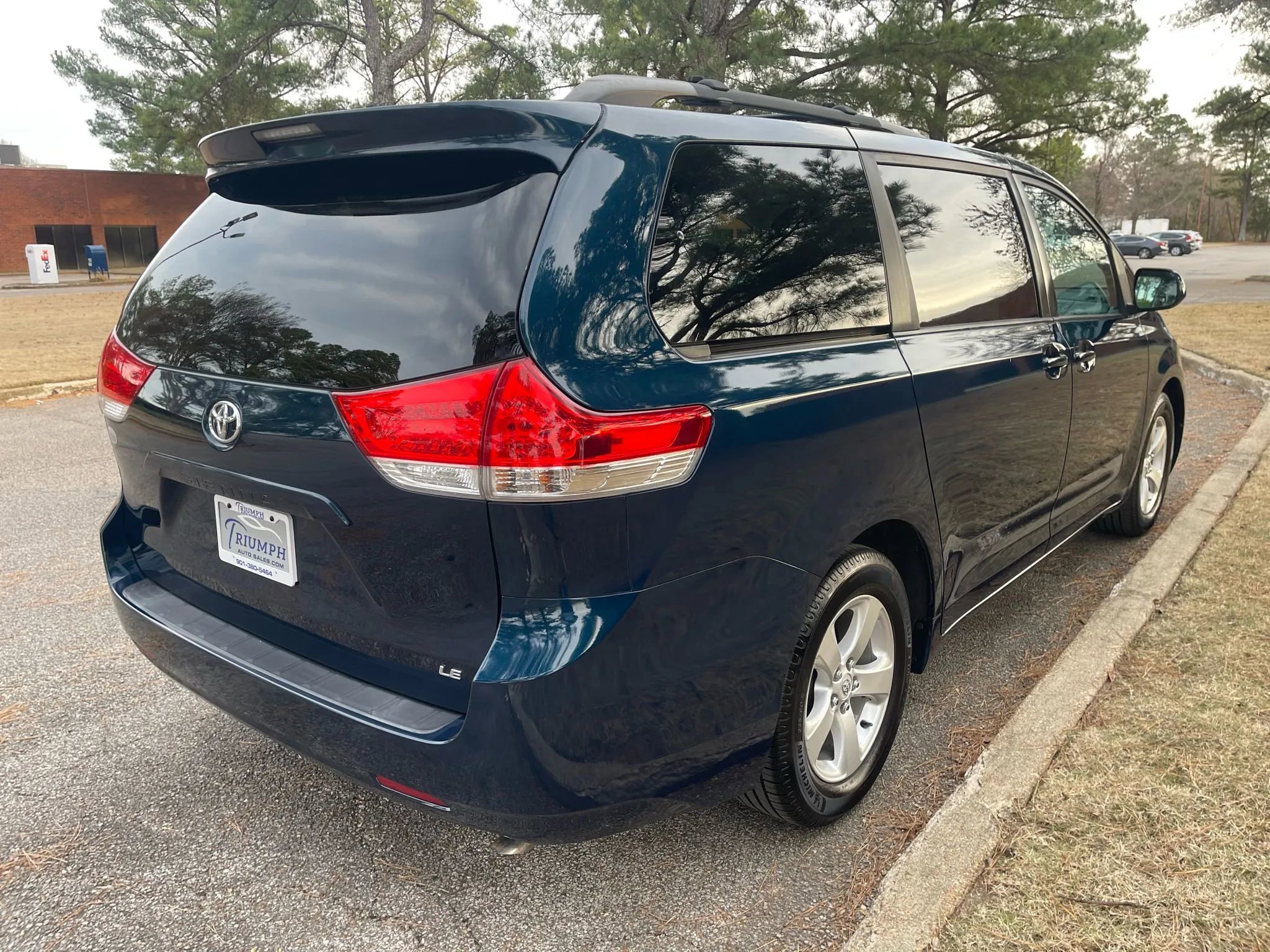 Used 2012 Toyota Sienna LE image 5