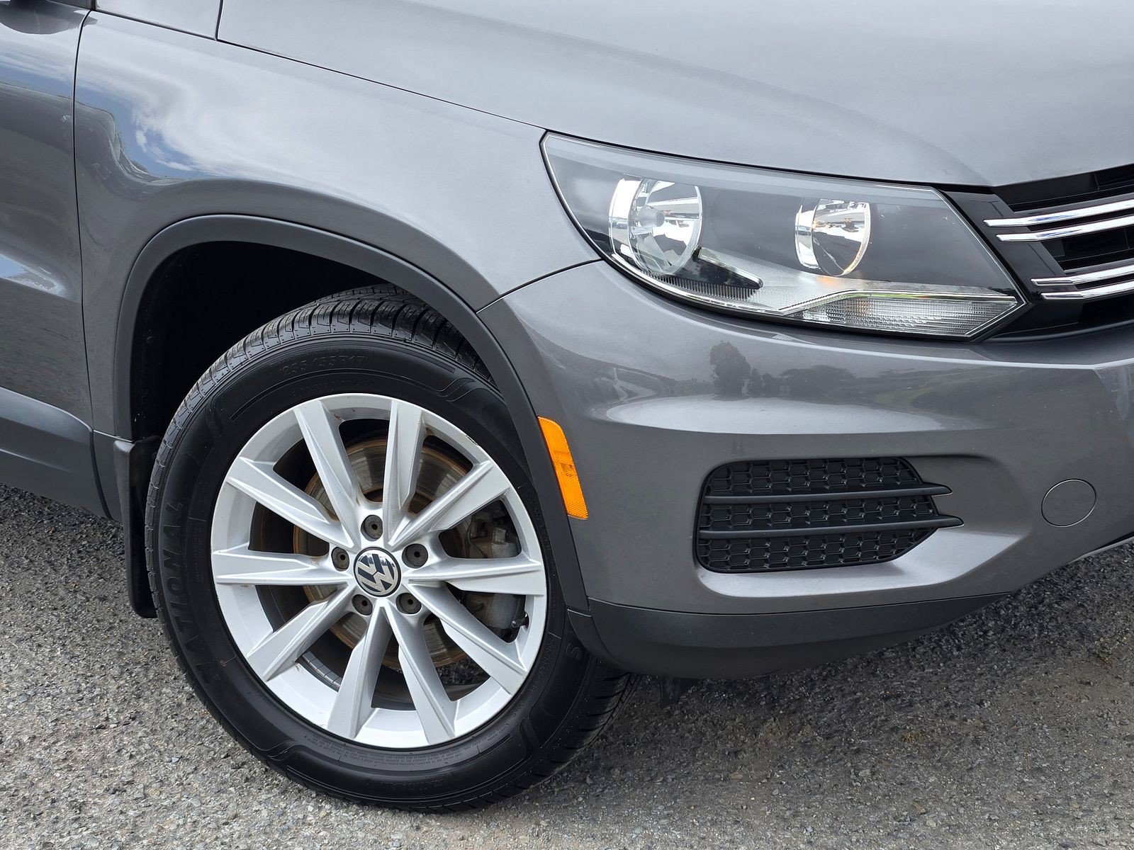 Used 2017 Volkswagen Tiguan Limited w/ Alloy Wheels Package AWD/4WD image 9
