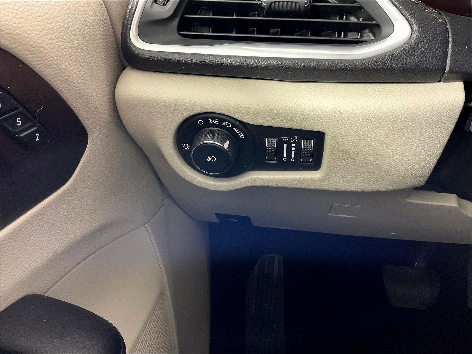 Used 2018 Chrysler Pacifica Limited FWD image 15