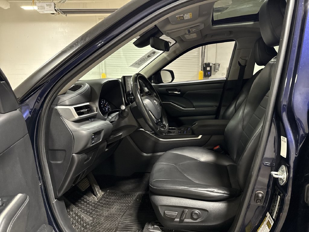 Used 2020 Toyota Highlander XLE AWD/4WD image 20
