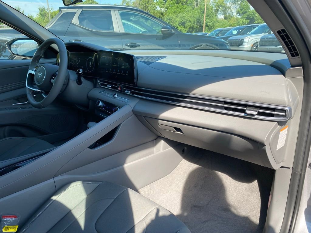 New 2025 Hyundai Elantra SEL FWD image 32