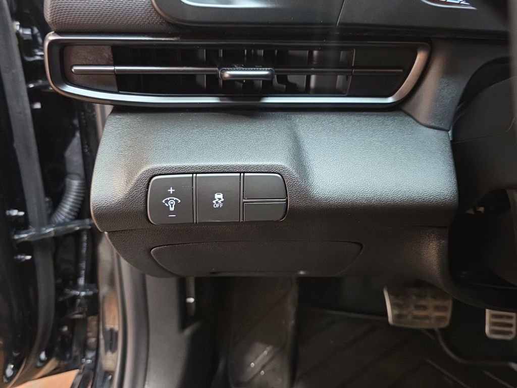 Certified 2025 Hyundai Elantra Sport image 11