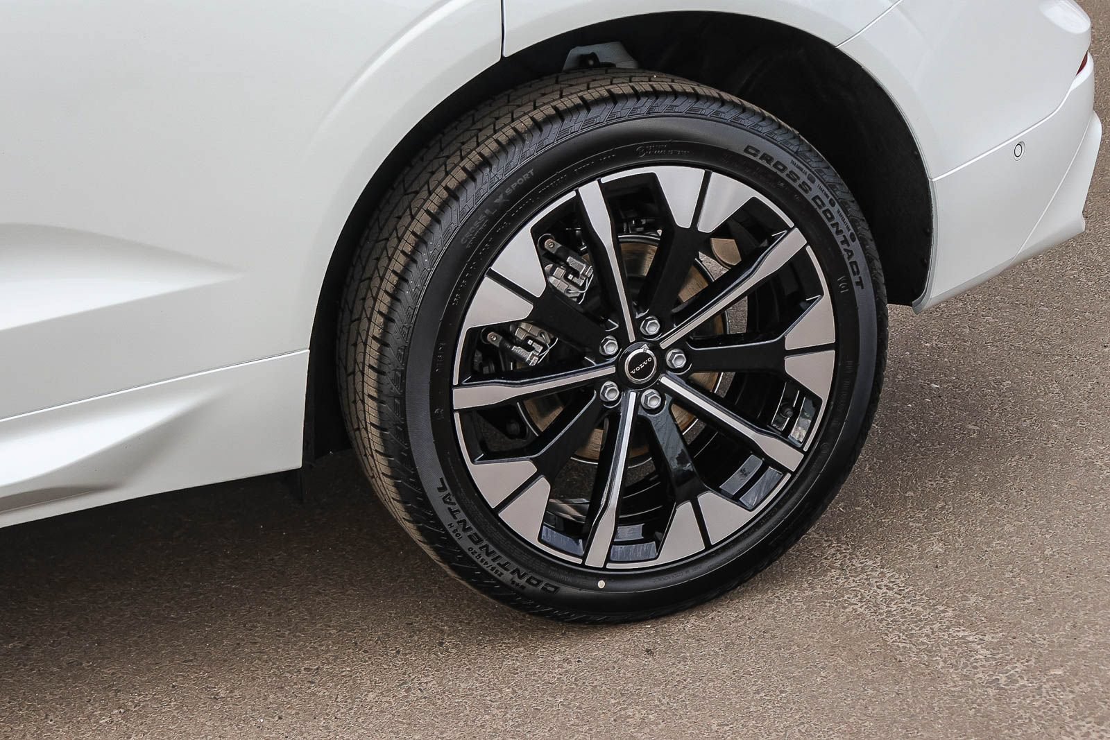 New 2027 Volvo XC60 B5 Plus AWD/4WD image 9