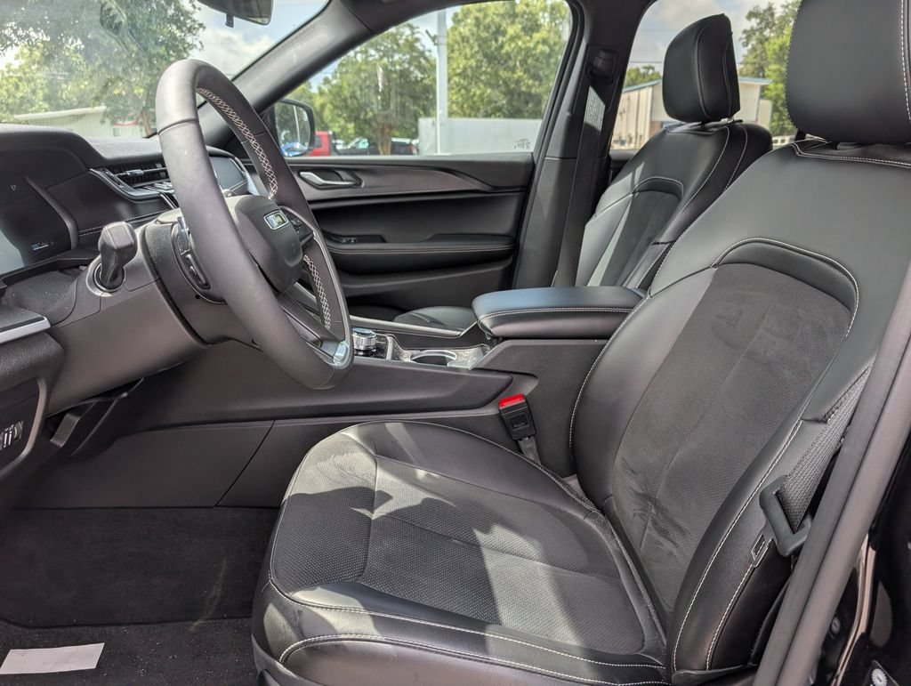 Used 2025 Jeep Grand Cherokee Altitude RWD image 17