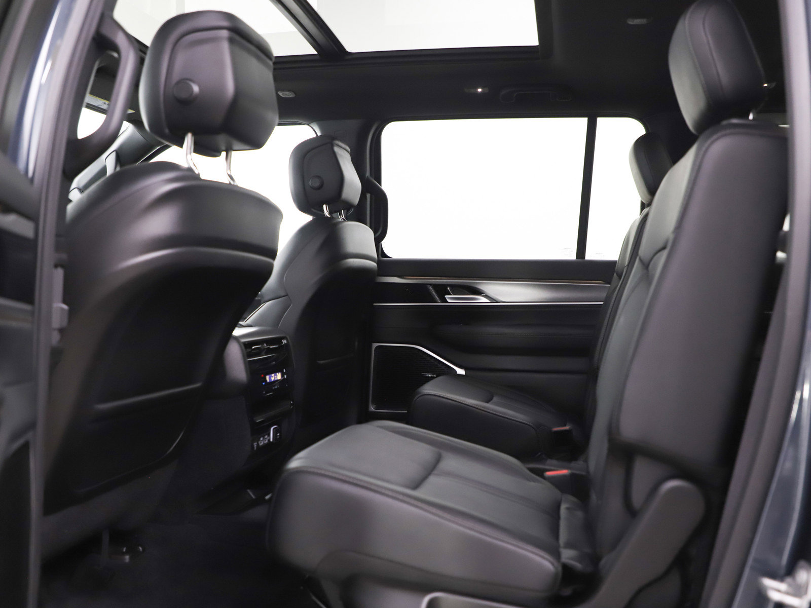 Used 2025 Jeep Wagoneer L Series II w/ Premium Group I AWD/4WD image 21