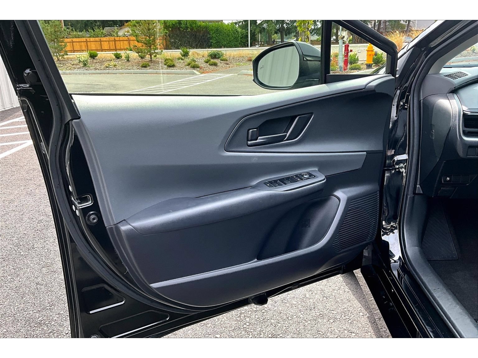 Used 2025 Toyota Prius LE FWD image 22