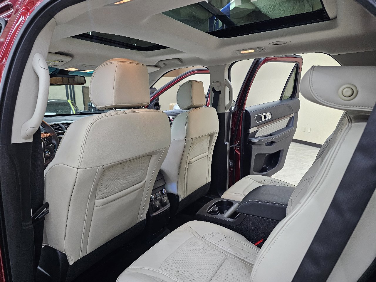 Used 2016 Ford Explorer Platinum image 28