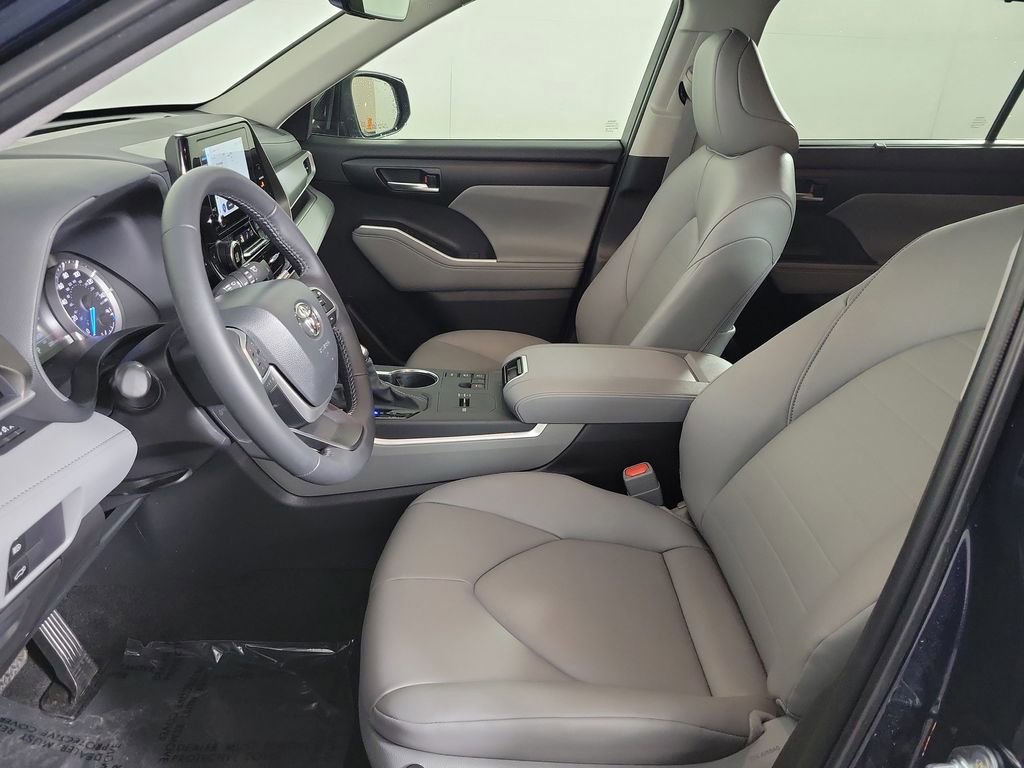 Used 2025 Toyota Highlander XLE AWD/4WD image 19