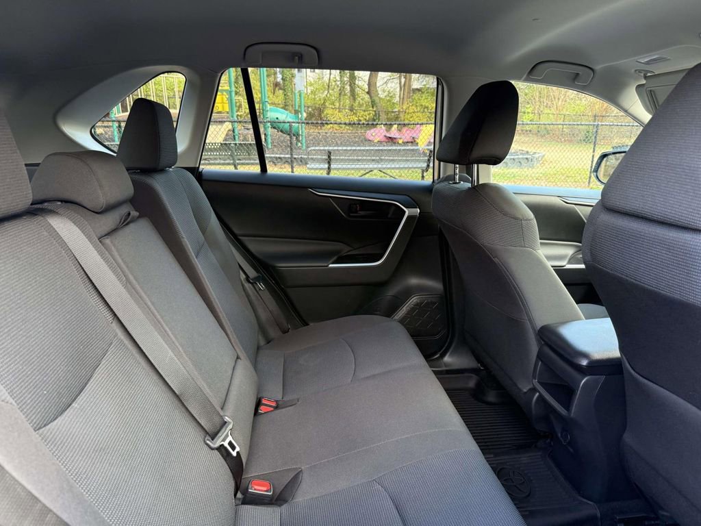 Used 2021 Toyota RAV4 LE image 17