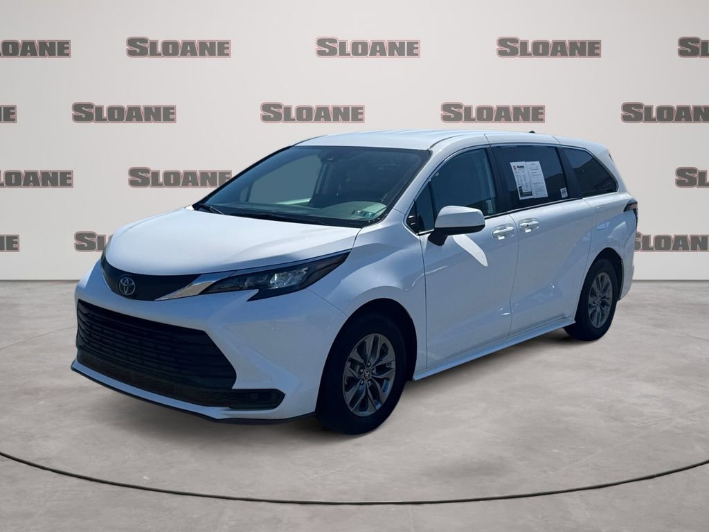 Used 2024 Toyota Sienna LE FWD image 1