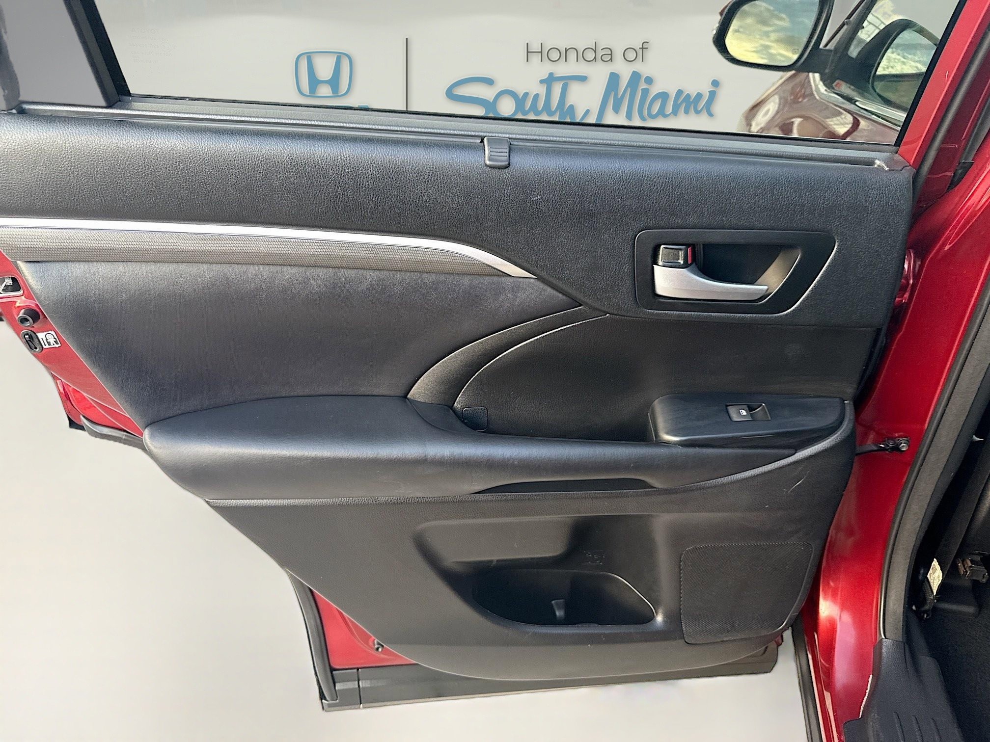 Used 2018 Toyota Highlander SE image 27