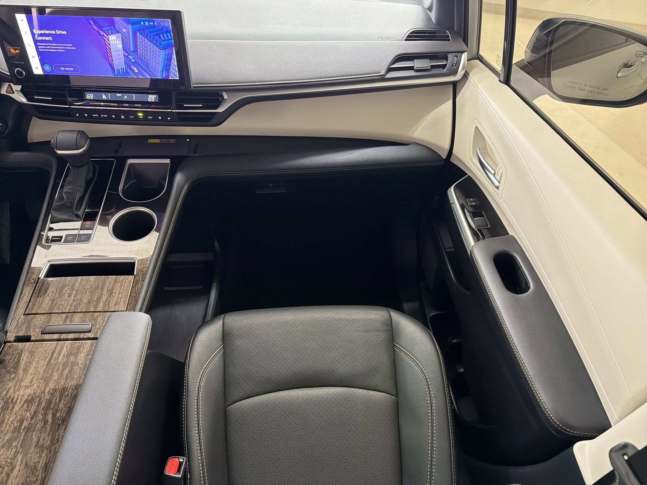 Used 2025 Toyota Sienna Limited image 27