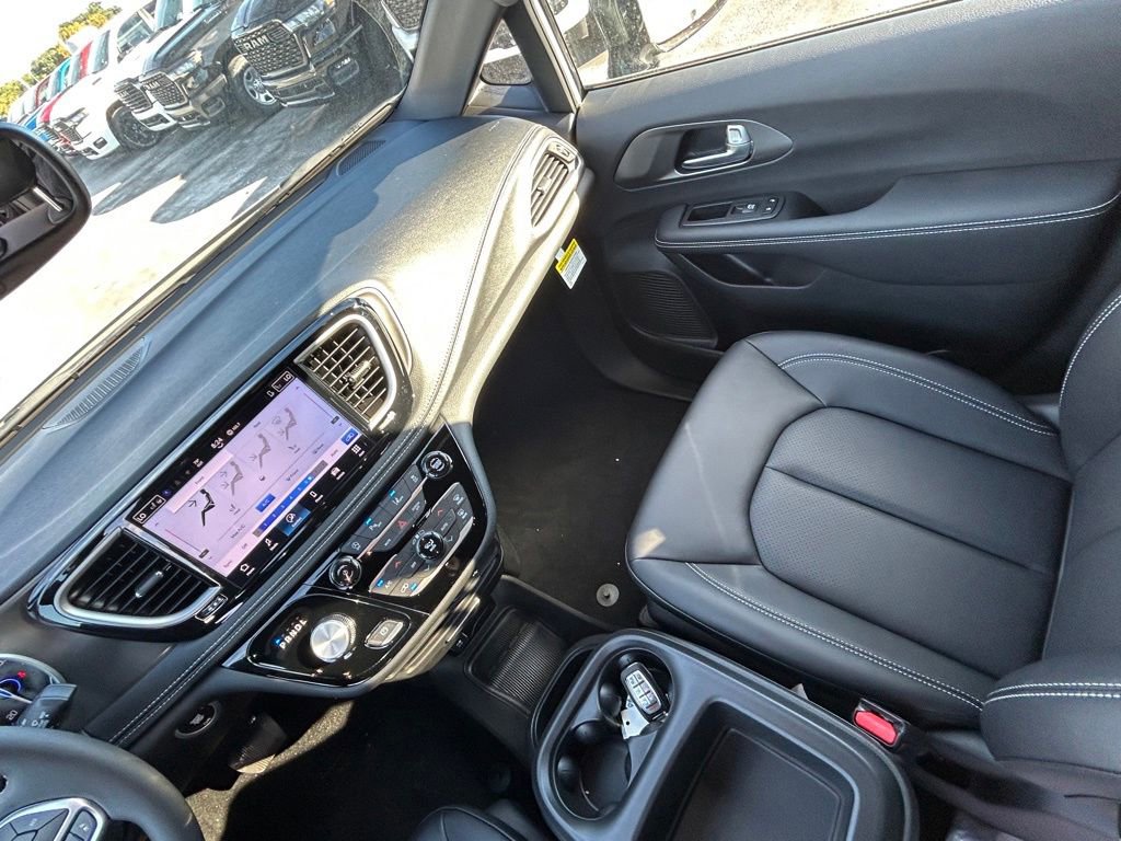 New 2026 Chrysler Pacifica Select image 11