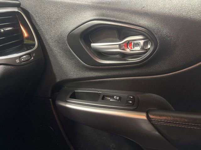 Used 2019 Jeep Cherokee Overland w/ Technology Group image 22