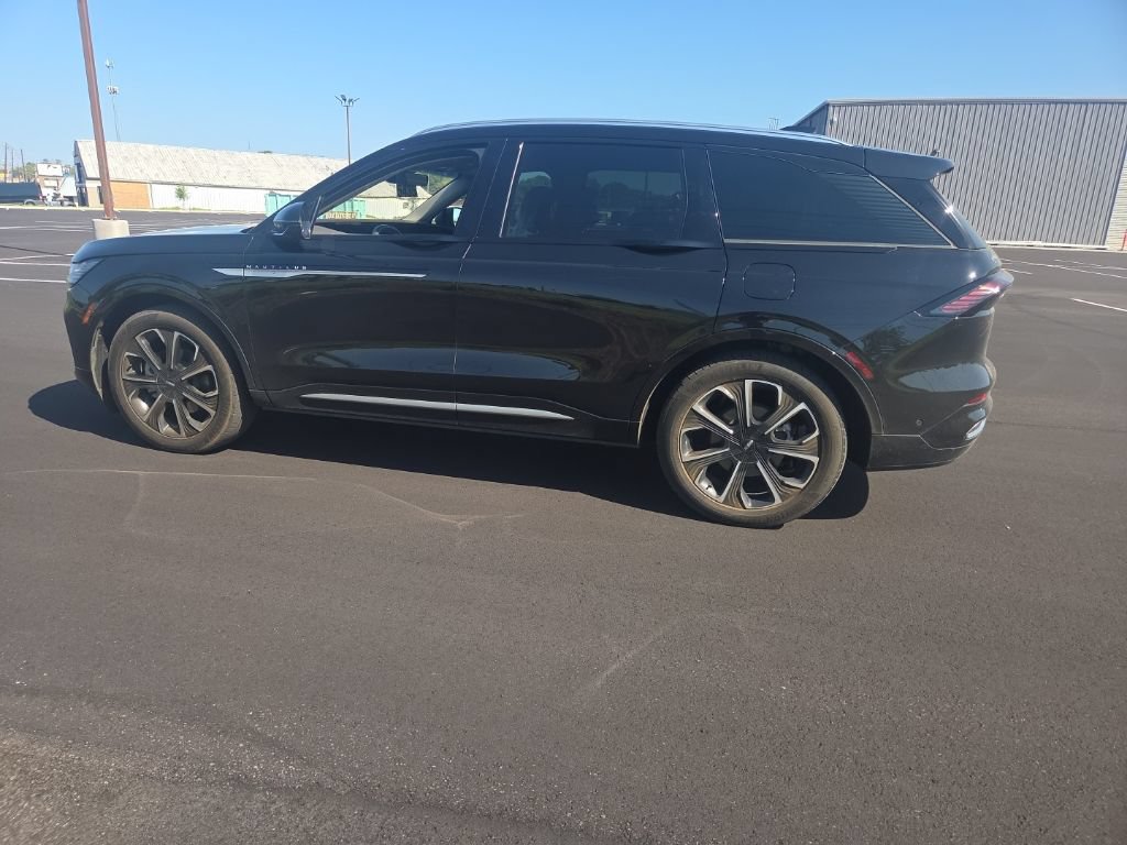 Used 2024 Lincoln Nautilus Reserve w/ Equipment Group 202A AWD/4WD image 8