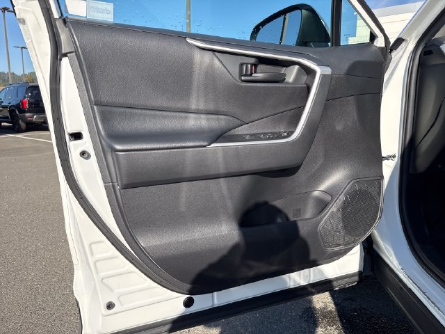 Used 2020 Toyota RAV4 LE AWD/4WD image 18