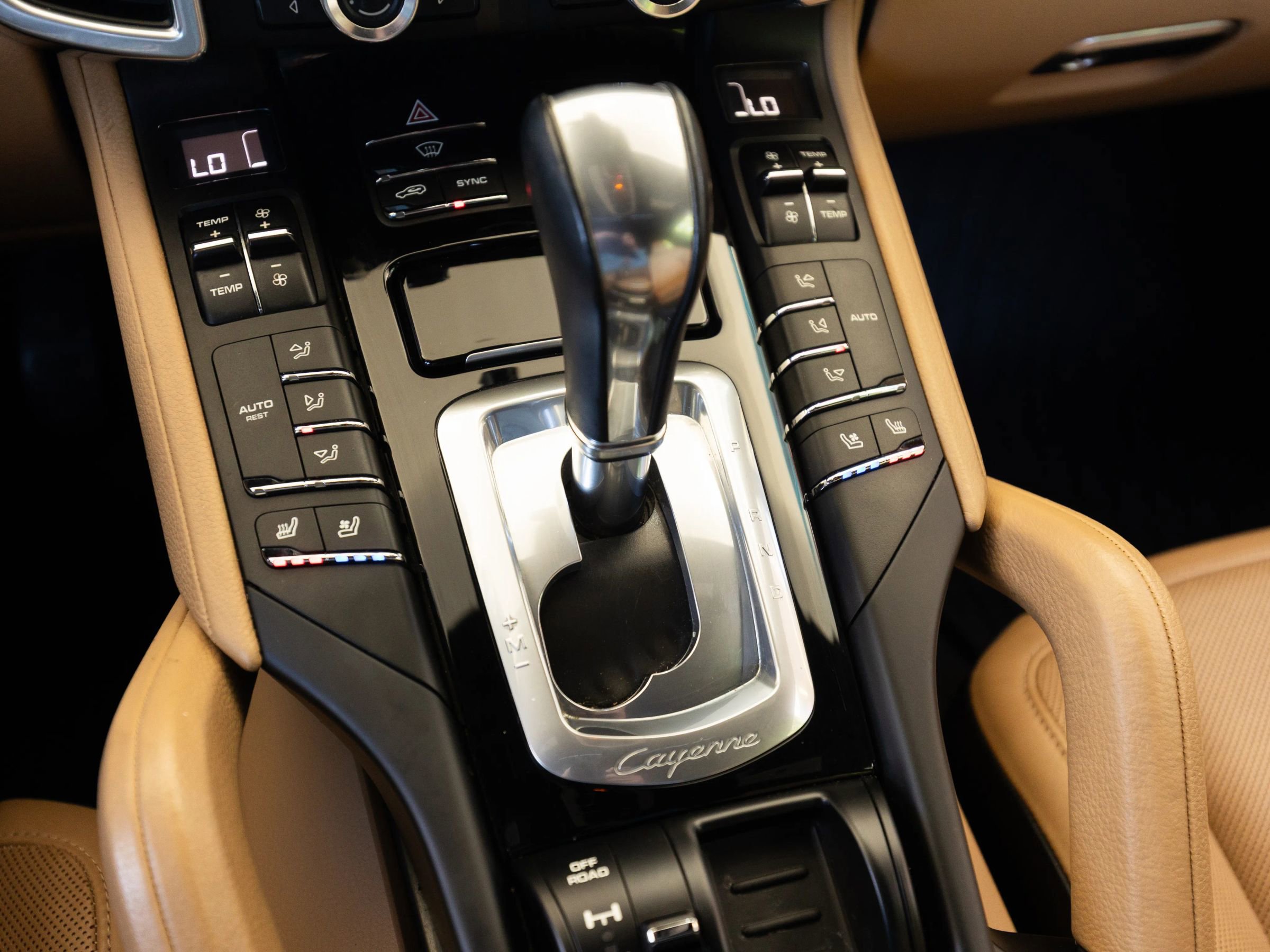 Used 2016 Porsche Cayenne w/ Premium Package AWD/4WD image 39
