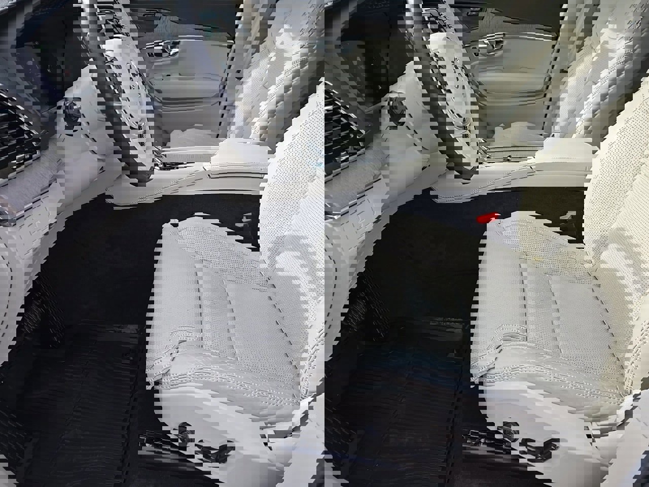 Used 2025 Volvo XC90 B6 Ultra w/ Protection Package Premier image 13