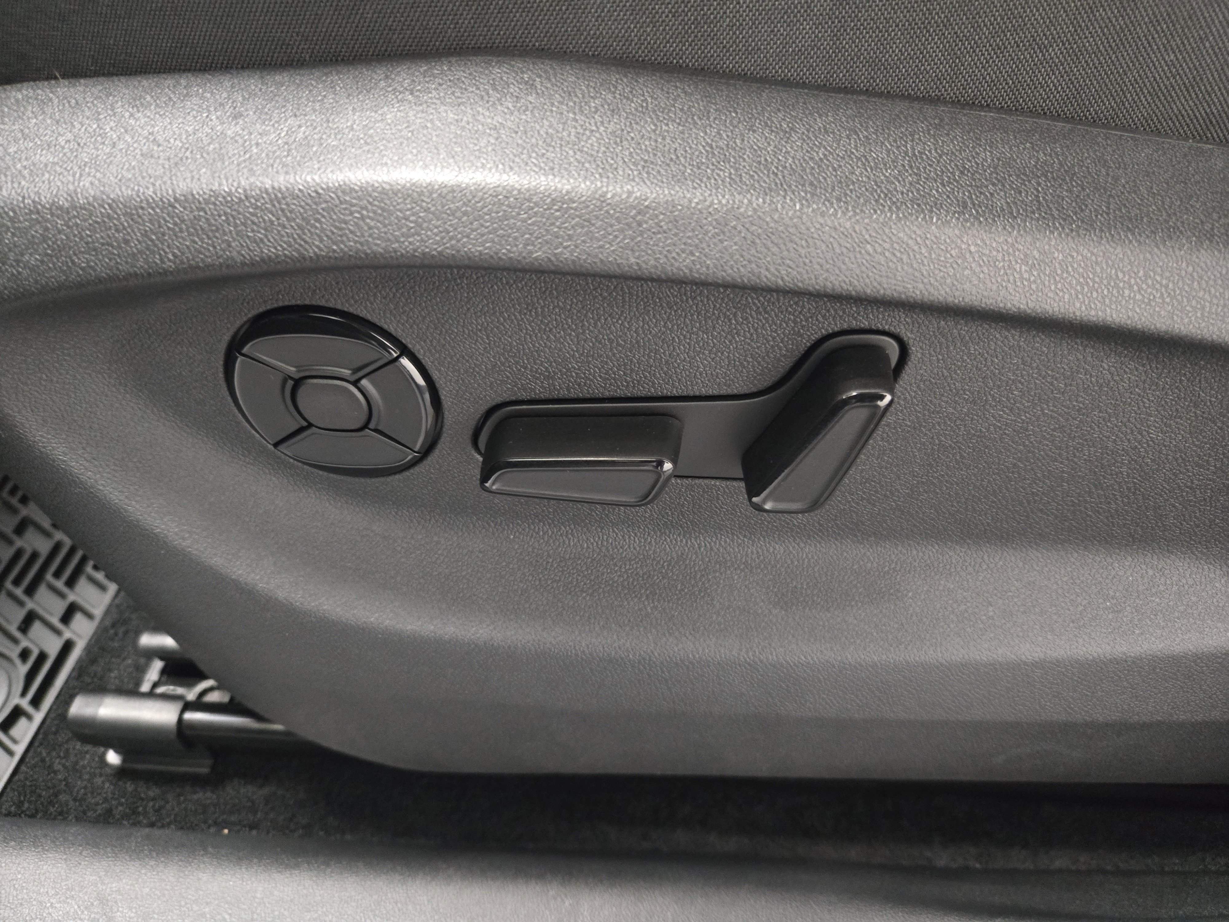 New 2025 Volkswagen Tiguan SE R-Line image 4