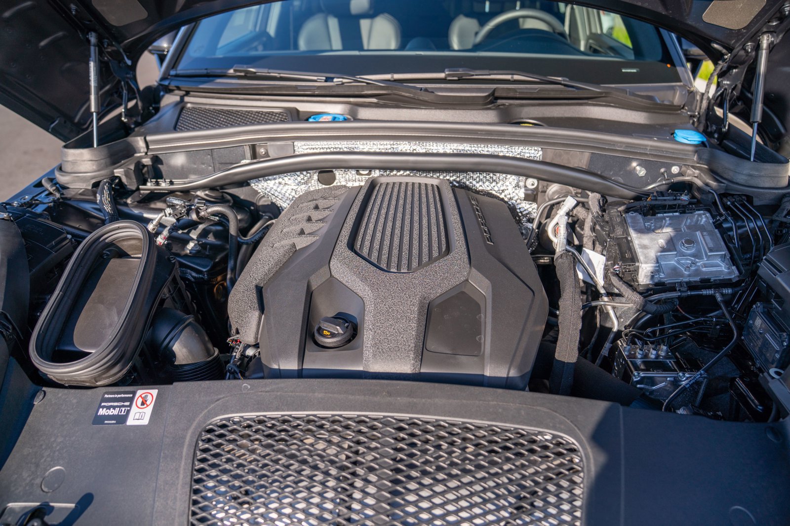 Certified 2026 Porsche Macan AWD/4WD image 28