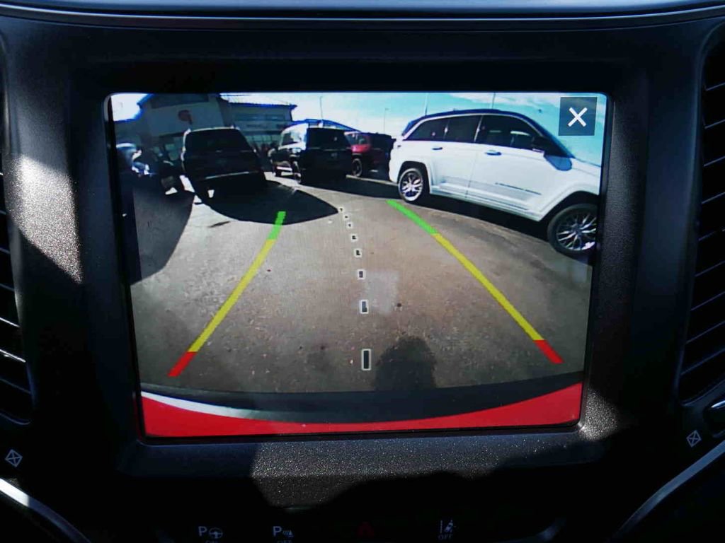 Used 2019 Jeep Cherokee Trailhawk image 39